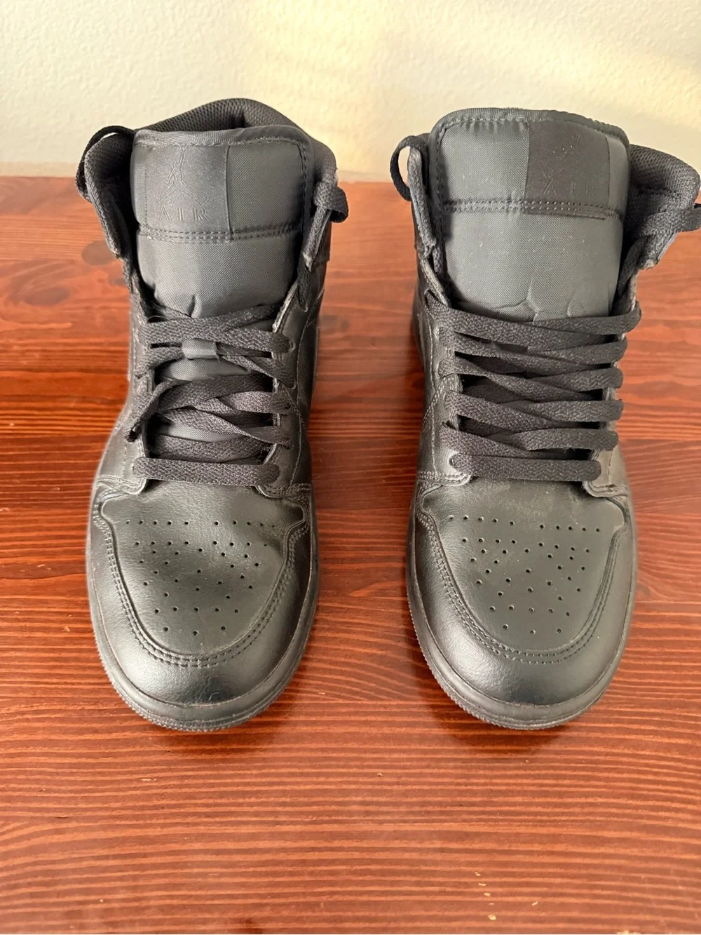 Nike Air Jordan 1 Mid Triple Black